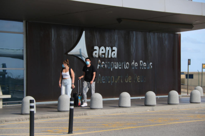 Una parella entrant a la terminal de l'Aeroport de Reus.