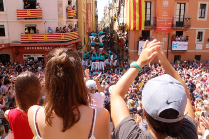 La plaza de les Cols durante la fiesta de San Magí de Tarragona, con asistentes celebrando el primer 2d8f de la historia de los Castellero de Sant Pere y Santo Pau.