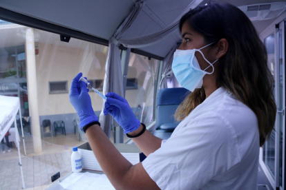 Una infermera preparant una dosi de la vacuna Janssen a l'interior del bus del Banc de Sang a Alcanar el passat 7 de juliol.