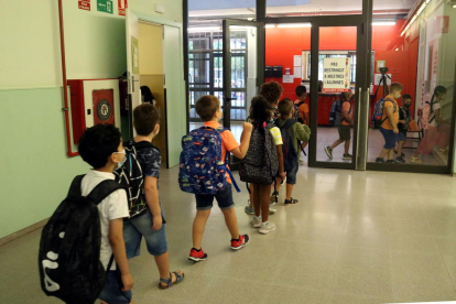 Alumnes entrant a l'escola Frederic Godàs de Lleida.