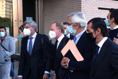 L'expreisdent d'Escal UGS, Recaredo del Potro, i l'exconseller delegat, José Luís Martínez Dalmau, esperant amb els seus advocats a la porta de l'Audiència de Castelló el 18 d'octubre.