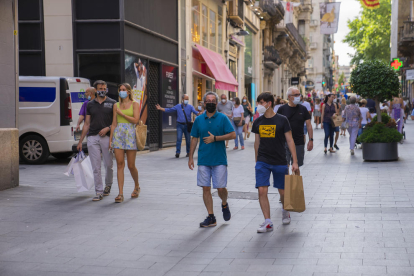 Imagen de archivo de la calle Llovera durante el inicio de la campaña de rebajas de este año.