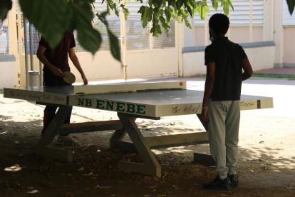 Imatge de dos interns jugant al ping-pong al pati del Complex Assistencial en Salut Mental Benito Menni de Sant Boi de Llobregat