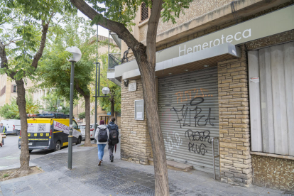 Les oficines de l'Hemeroteca tancades al públic, en una imatge d'ahir al matí.