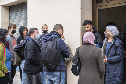 Una quinzena de persones es van concentrar davant l'edifici de la Fàtima per donar-li suport.