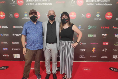 Antonio Barrero con los nuevos directores del Festival, Cris Gambín y Toni Pinel.