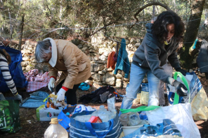 Una cinquantena de persones retiren els residus generats a les antigues plantacions de marihuana a Mont-ral