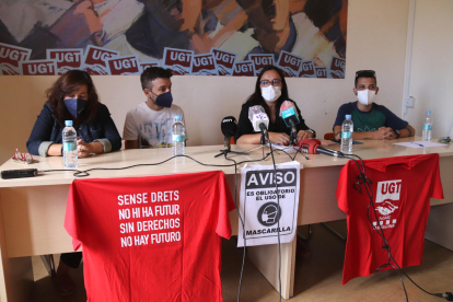 Imatge dels representants dels treballadors del 061 durant la roda de premsa que han fet a la seu d'UGT a Tarragona.