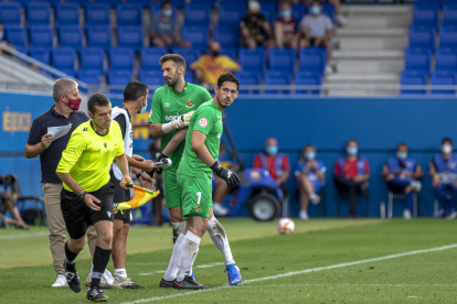 Manu García deja su lugar a Gonzi en el partido amistoso disputado contra el Barça en el estadio Johan Cruyff.