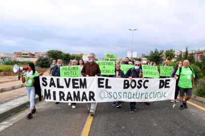 Els manifestants que han participat en la protesta per aturar el projecte d'urbanització del bosc de Miramar a Cunit.