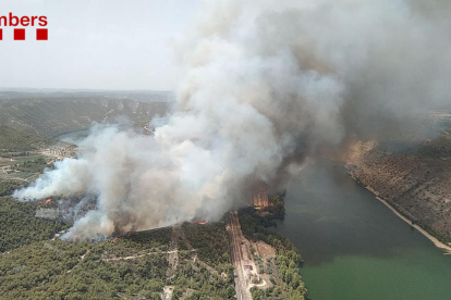 Primeres imatges de l'incendi a la Pobla de Massaluca.
