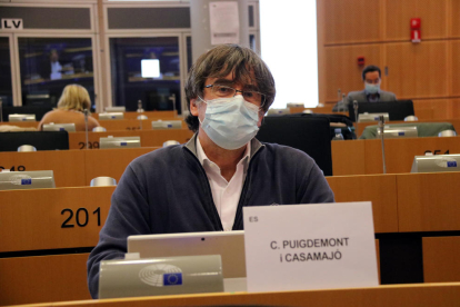 Primer plano del expresidente y eurodiputado de Juntos Carles Puigdemont a su llegada a la comisión de Comercio Internacional del Parlamento Europeo, en Bruselas.
