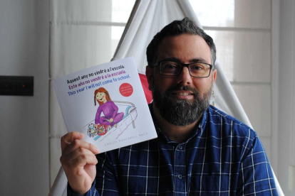 Carlos Mascarell, autor del llibre solidari 'Aquest any no vindré a l'escola' sobre el càncer infantil.
