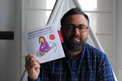 Carlos Mascarell, autor del libro solidario 'Aquest any no vindré a l'escola' sobre el cáncer infantil.