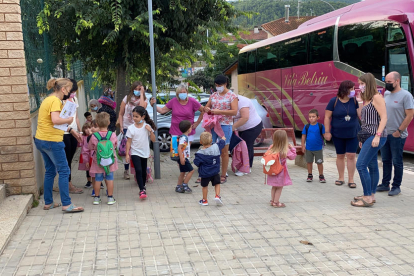 Un grup d'alumnes de l'Institut Escola d'Oliana, a l'Alt Urgell, esperant, amb els seus pares, a entrar a l'escola el primer dia de curs.