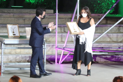 Pere Aragonès y Maria Jesús Guinea Castellví, en el acto de entrega de la Medalla de Oro de la Generalitat.