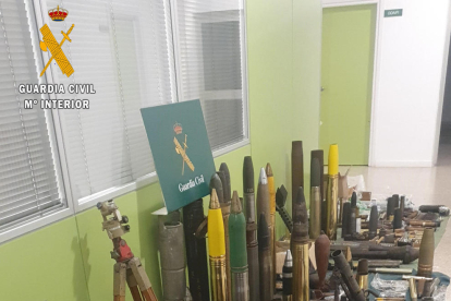 Imatge de les armes i la munició que va intervindre la Guàrdia Civil.