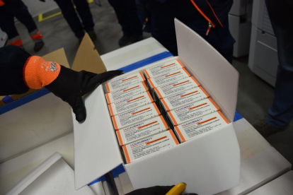 Una de las cajas con dosis de la vacuna pediátrica Pfizer a la llegada al Estado español.