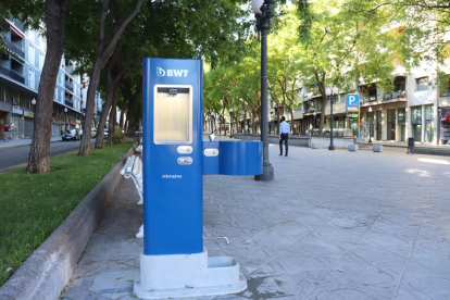 Plano entero de la fuente refrigerada que se ha instalado.