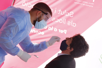 Personal sanitario toma muestras a un trabajador del polígono de Sant Quirze del Vallès para hacer un test de antígenos.