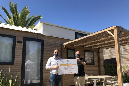 Moment en què Joan Antón, president de l'Associació de Càmpings de la Costa Daurada i Terres de l'Ebre ha fet entrega de la donació a l'AFANOC.