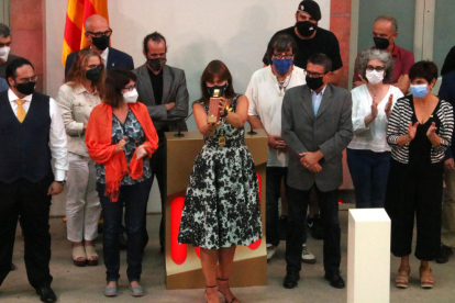 La presidenta del Parlament, Laura Borràs, mostra la Medalla d'Honor de la institució a les víctimes de la repressió i als col·lectius jurídics que les defensen.