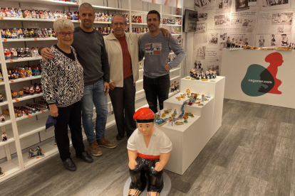 La família Alós-Pla a la botiga de caganers que han obert a Girona.