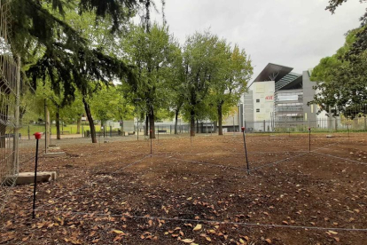 Imatge de les obres del nou espai de joc infantil de parc de Sant Jordi.