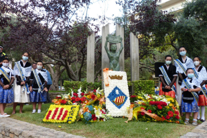 El Ayuntamiento de Salou celebra la Diada con una ofrenda floral y baile de bastones