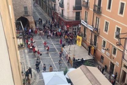 Acte a la plaça de les Cols per part del Club Sageta de Foc.