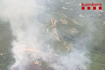 Trabajan para extinguir un incendio de vegetación forestal entre La Foradada i Mata-redona, en la sierra del Montsià