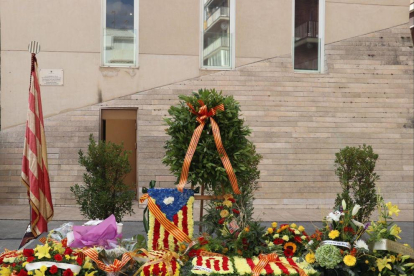 Reus conmemora la Diada con una actuación castellera y ofrendas florales