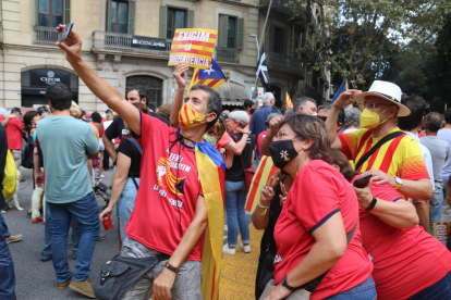 Un grup de manifestants es fa una fotografia durant la mobilització convocada per l'ANC en el marc de la Diada de l'11 de setembre del 2021 a la plaça Urquinaona de Barcelona.