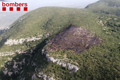 Extingit l'incendi de vegetació forestal a la serra del Montsià