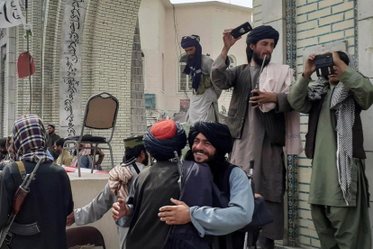 Els talibans arriben a Kabul i el govern d'Afganistan  promet un «traspàs pacífic» del poder