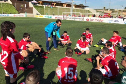 Els jugadors del Nàstic Genuine sobre la gespa.