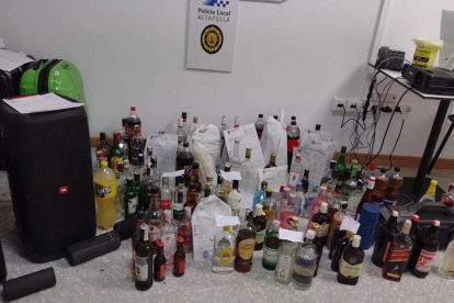 Imatge de part de les ampolles de begudes alcohòliques que va requisar la policia.