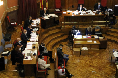 Plano general de los cuatro acusados en el juicio con jurado a la Audiencia por matar y quemar una mujer en Begues el 2017.