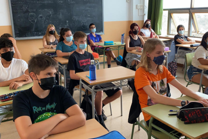 Un grup classe de secundària de l'Institut Escola d'Oliana (Alt Urgell) el primer dia de curs escolar.