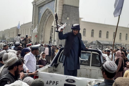 Una patrulla de talibanes conquistando una ciudad en Afganistán.