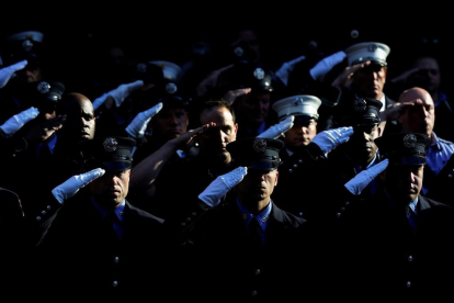 Integrantes del Departamento de Bomberos de Nueva York guardan un minuto de silencio en honor a los fallecidos durante el 11 de septiembre de 2021, este sábado en Nueva York