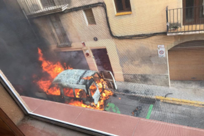 La furgoneta quemándose.