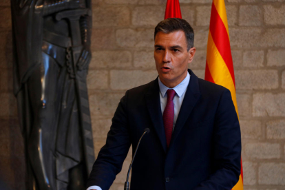 El presidente del gobierno español, Pedro Sánchez, en rueda de prensa en el Palau de la Generalitat.