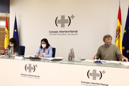 La ministra de Sanitat, Carolina Darias, flanquejada per la secretària d'Estat de Salut, Silvia Calzón, i pel director del CCAES, Fernando Simón, durant el Consell Interterritorial de Salut a Madrid.
