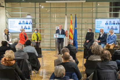 Carles Pellicer, acompanyat per la resta de regidors del partit, fent el balanç  de mig mandat, ahir.