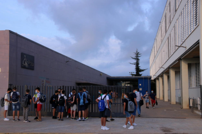 Plano general de estudiantes en el acceso principal del instituto Sòl de Riu d'Alcanar.