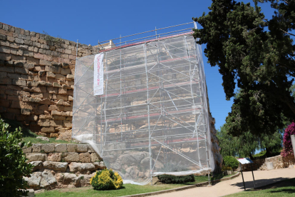 La Torre de Minerva, a la muralla romana de Tarragona, coberta per la bastida i les obres de restauració paralitzades.