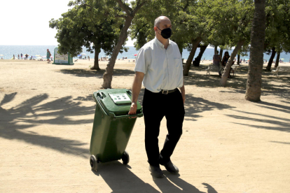 Un hostalero de Mataró transporta el cristal del restaurante para reciclar.
