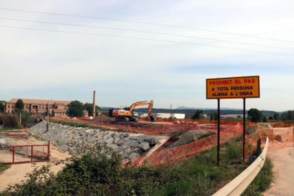 La zona del puente de Cabrianes con la carretera cortada por las obras.
