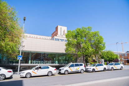Varios taxis estacionados en la parada del Hospital Joan XXIII de Tarragona.
